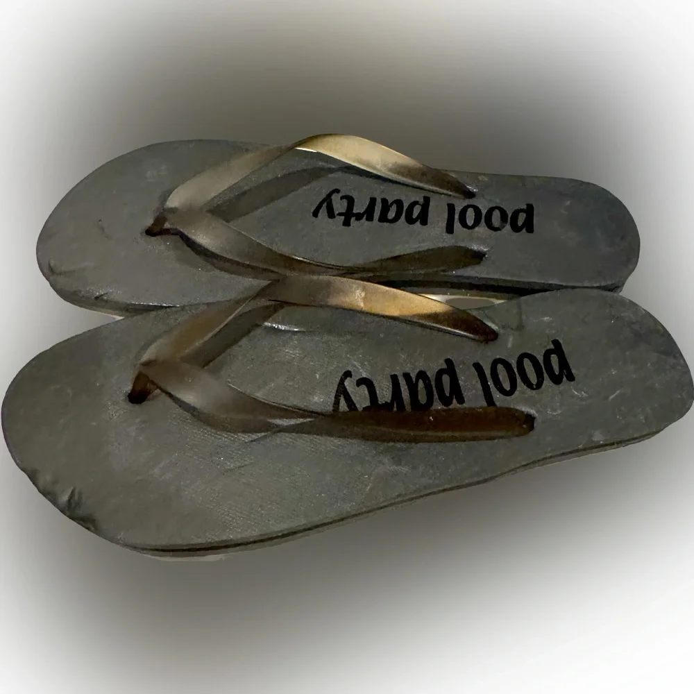 Men’s Pool Party black/gray flip flops/sandals Size 11/12 beach Shoes